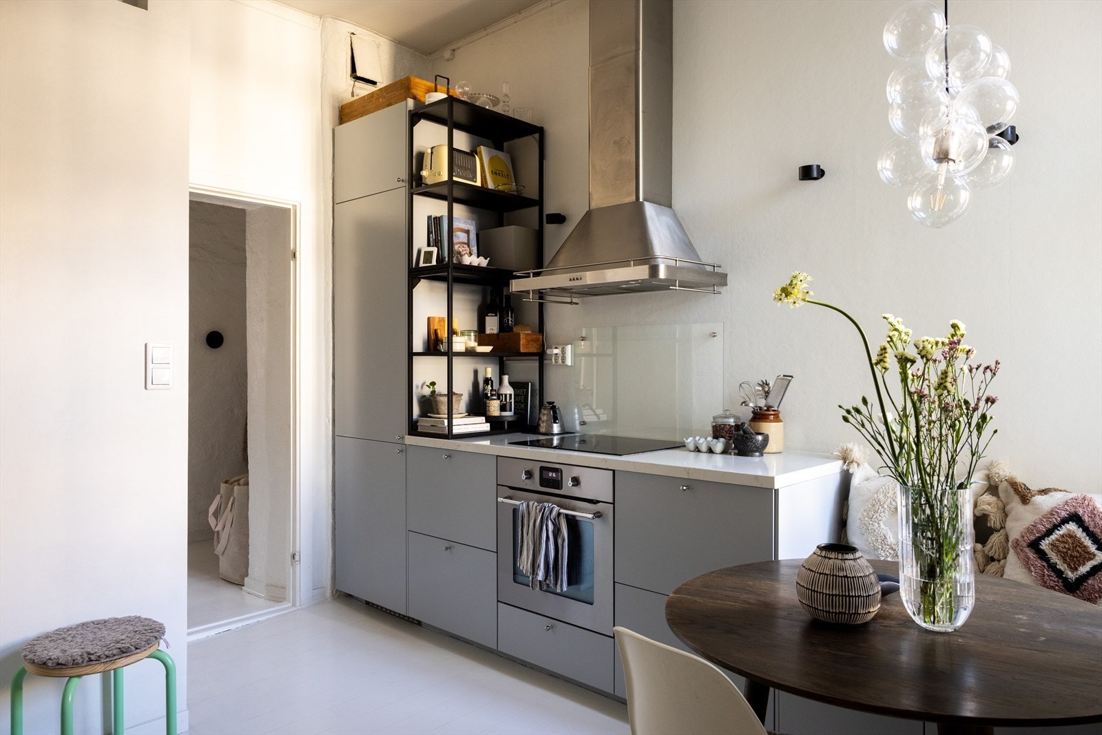 - Moderne kjøkkeninnredning med glatte fronter, benkeplate av stein med nedfelt vaskekum og belysning over benkeplaten - Galleribilde