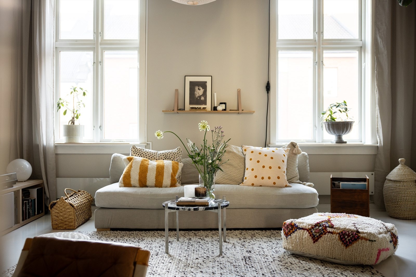 - Leiligheten er malt i delikate og tidsriktige farger - Galleribilde