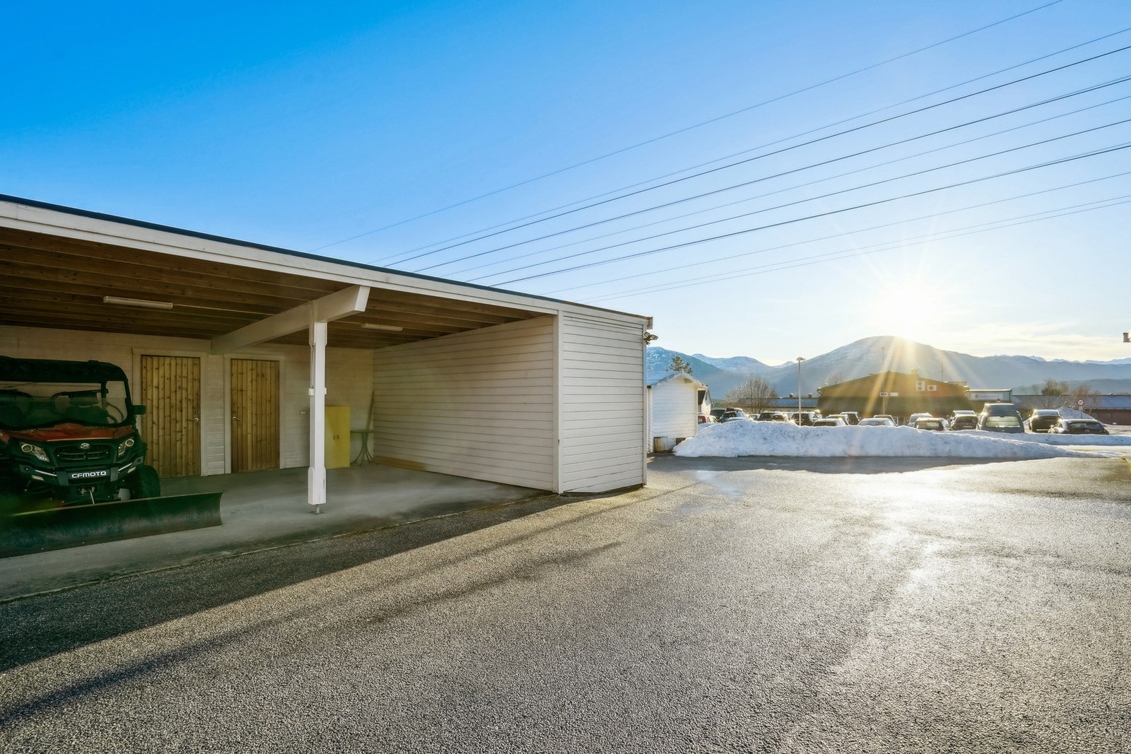 Det medfølger parkering i carport. Galleribilde