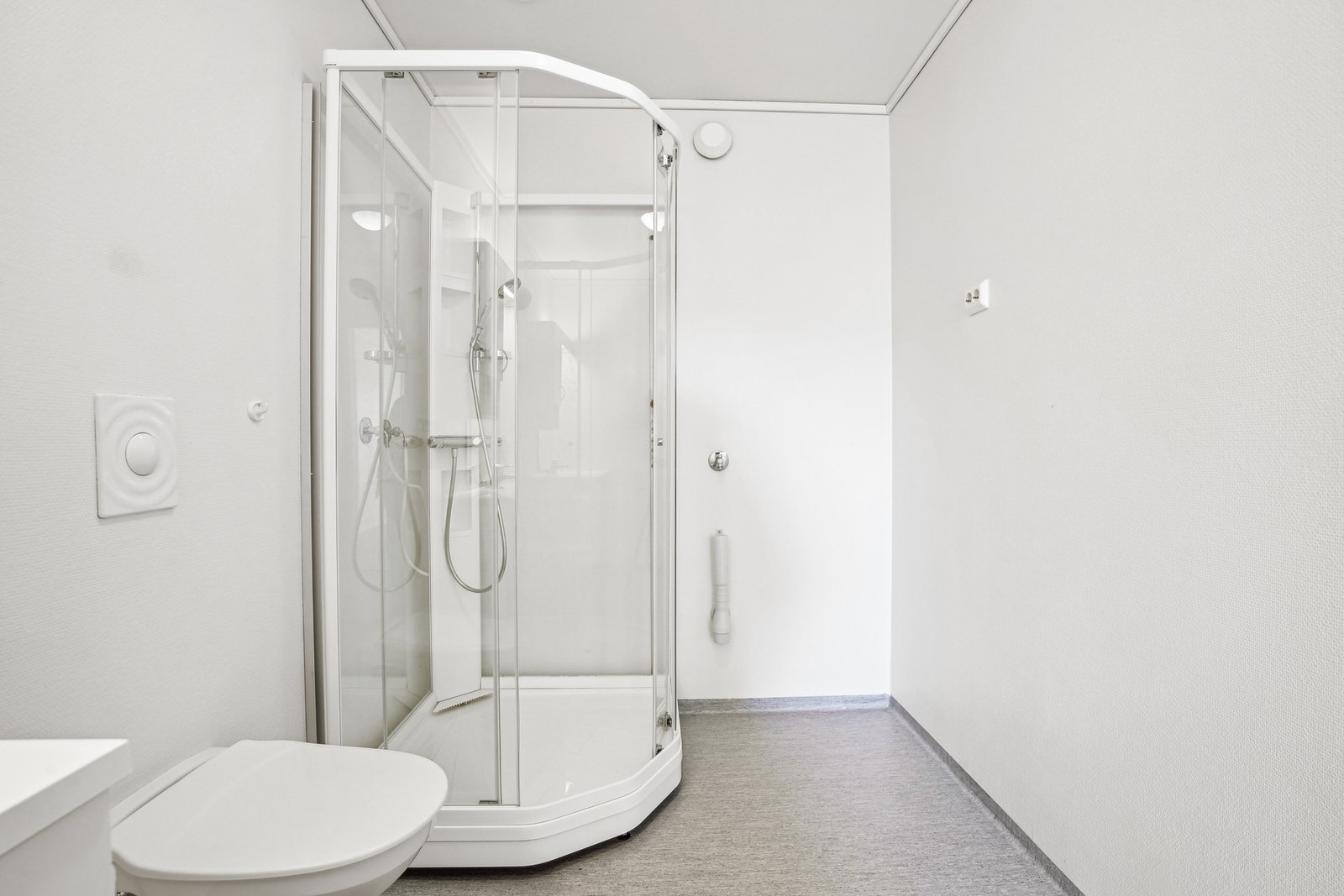 Badet er utstyrt med dusjkabinett og vegghengt toalett. Opplegg for vaskemaskin. Galleribilde