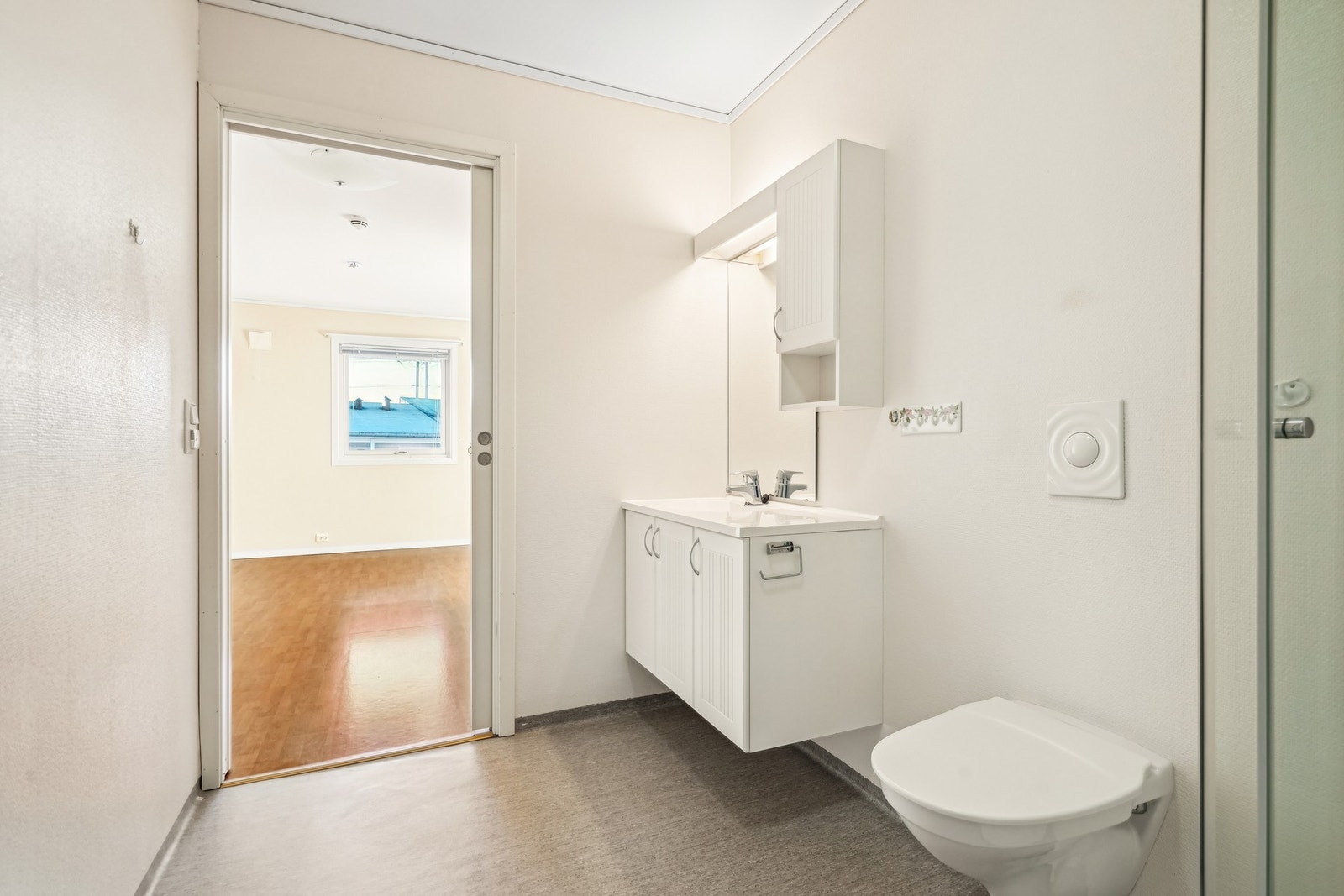 Badet har vinylgulv og våtromstapet på veggene. Varmekabler i gulvet. Galleribilde