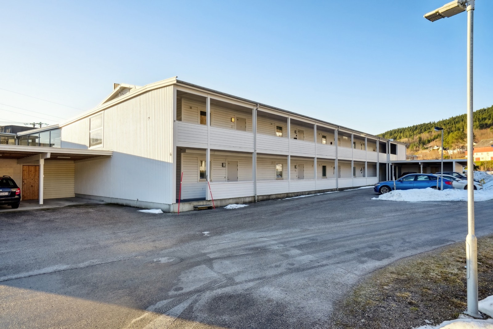 Det er asfaltert gårdsplass på nordsiden. Galleribilde