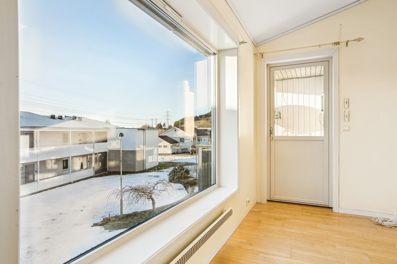 Fra stuen er det utsikt til felles hage. Galleribilde