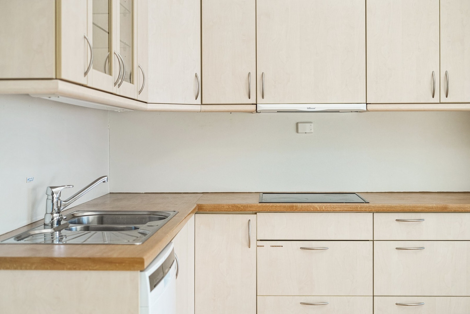 Laminat benkeplate, og nedfelt koketopp. Kjøkkenventilator med avtrekk ut. Galleribilde