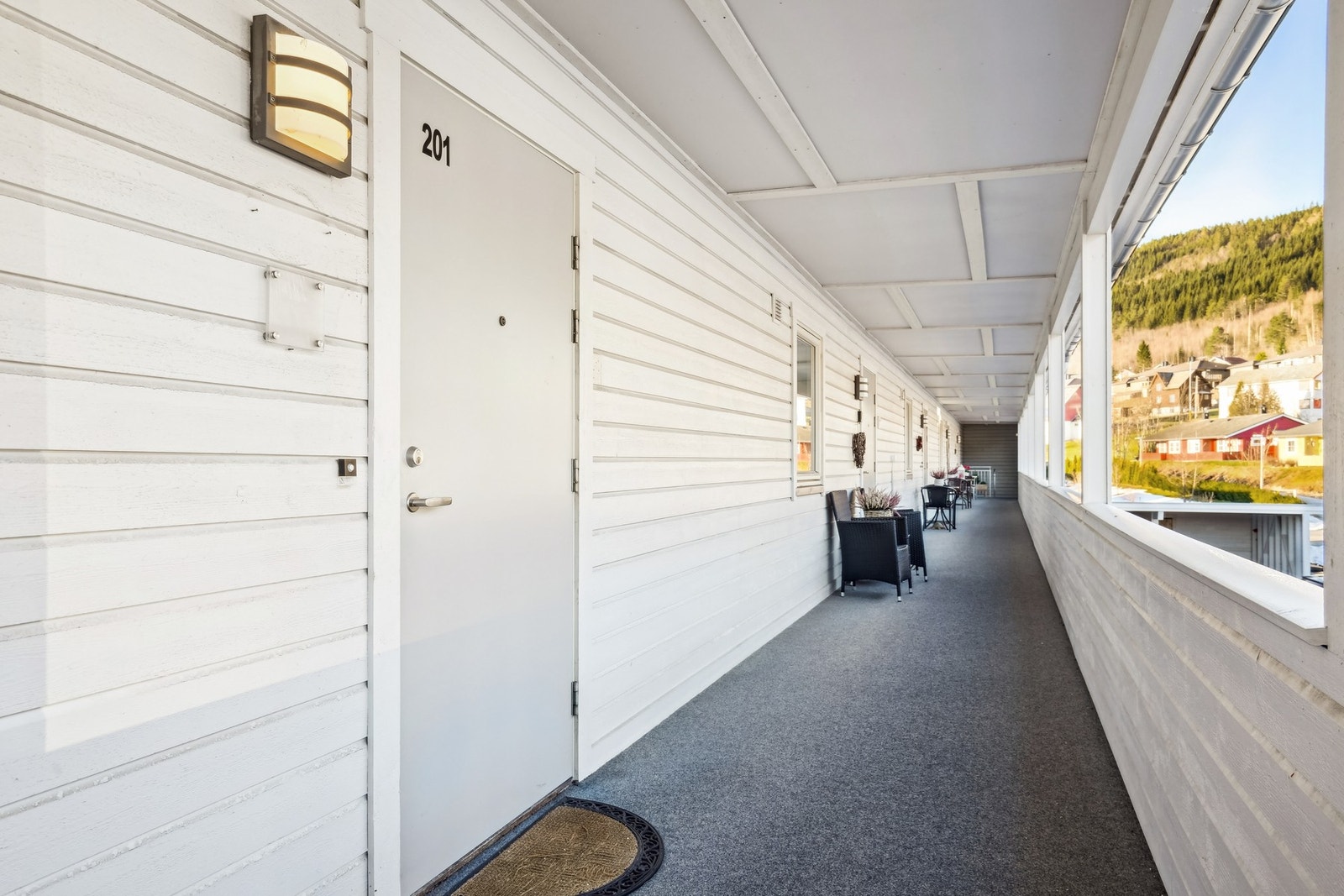 Inngangspartiet har takoverbygg og det er montert utebelysning. Galleribilde