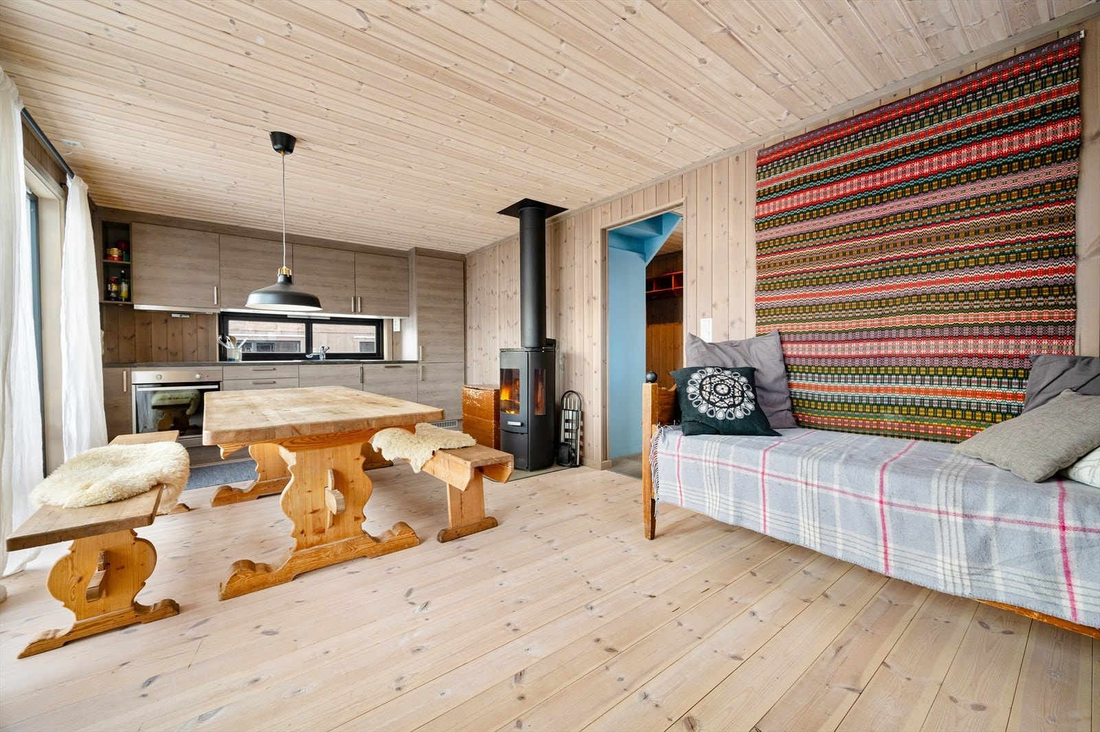 Stua er romslig som gjør den enkel å innrede og har god plass til sofa, tv-møbler og spisebord Galleribilde