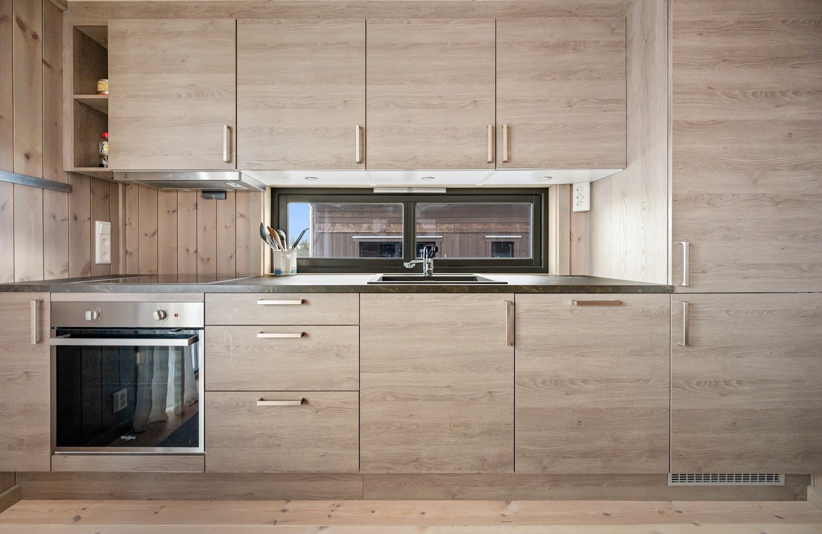 Kjøkkenet er velutstyrt med integrert induksjonstopp fra Electrolux, stekeovn, oppvaskmaskin og kjøle/fryseskap fra Whirlpool. Galleribilde