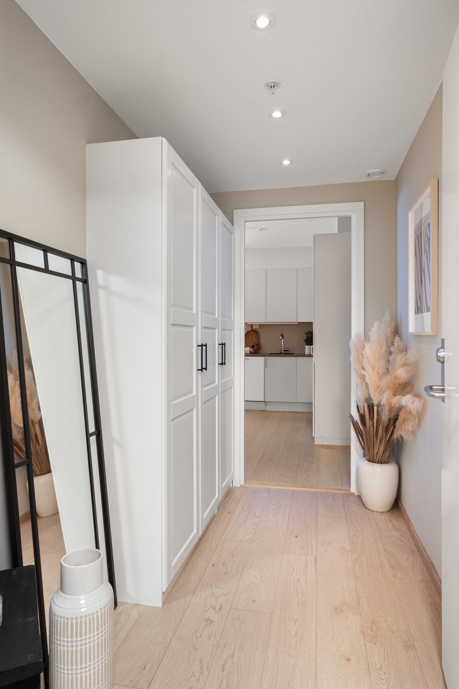 Garderobeskapet i entréen ble montert i 2024. Galleribilde