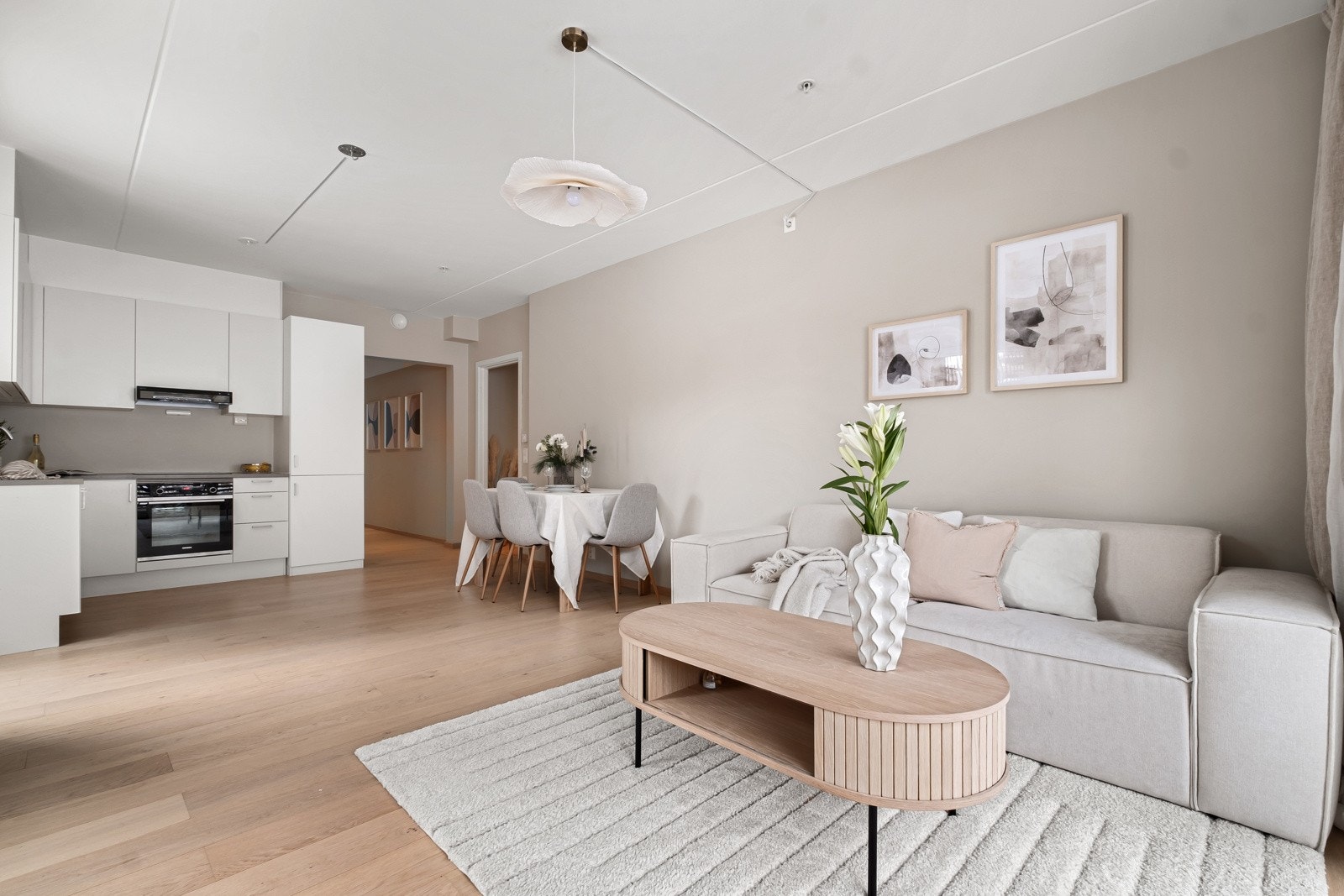 Stuen har god plass til spisebord og en separat sittegruppe. Galleribilde