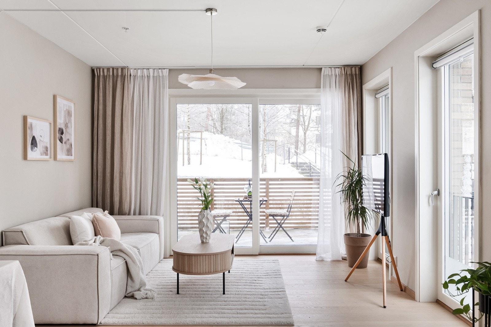 Store vindusflater slipper inn rikelig med naturlig dagslys. Galleribilde