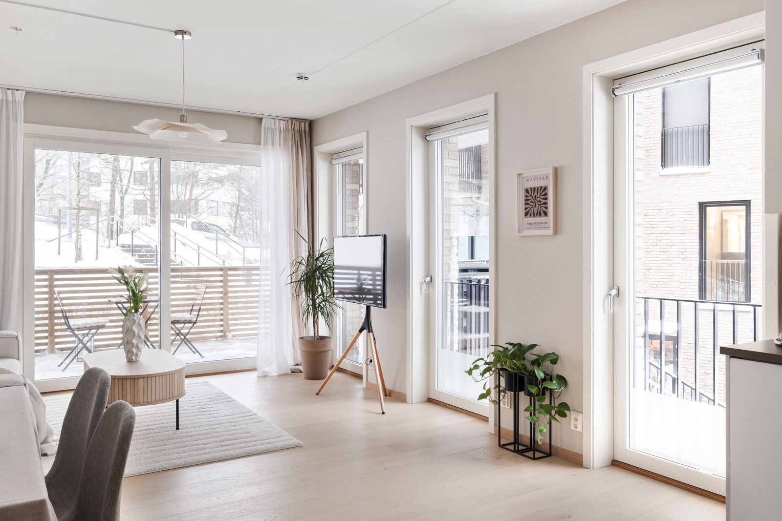 I stuen er det enkelt å innrede ulike soner for både egentid og sosialt samvær. Galleribilde