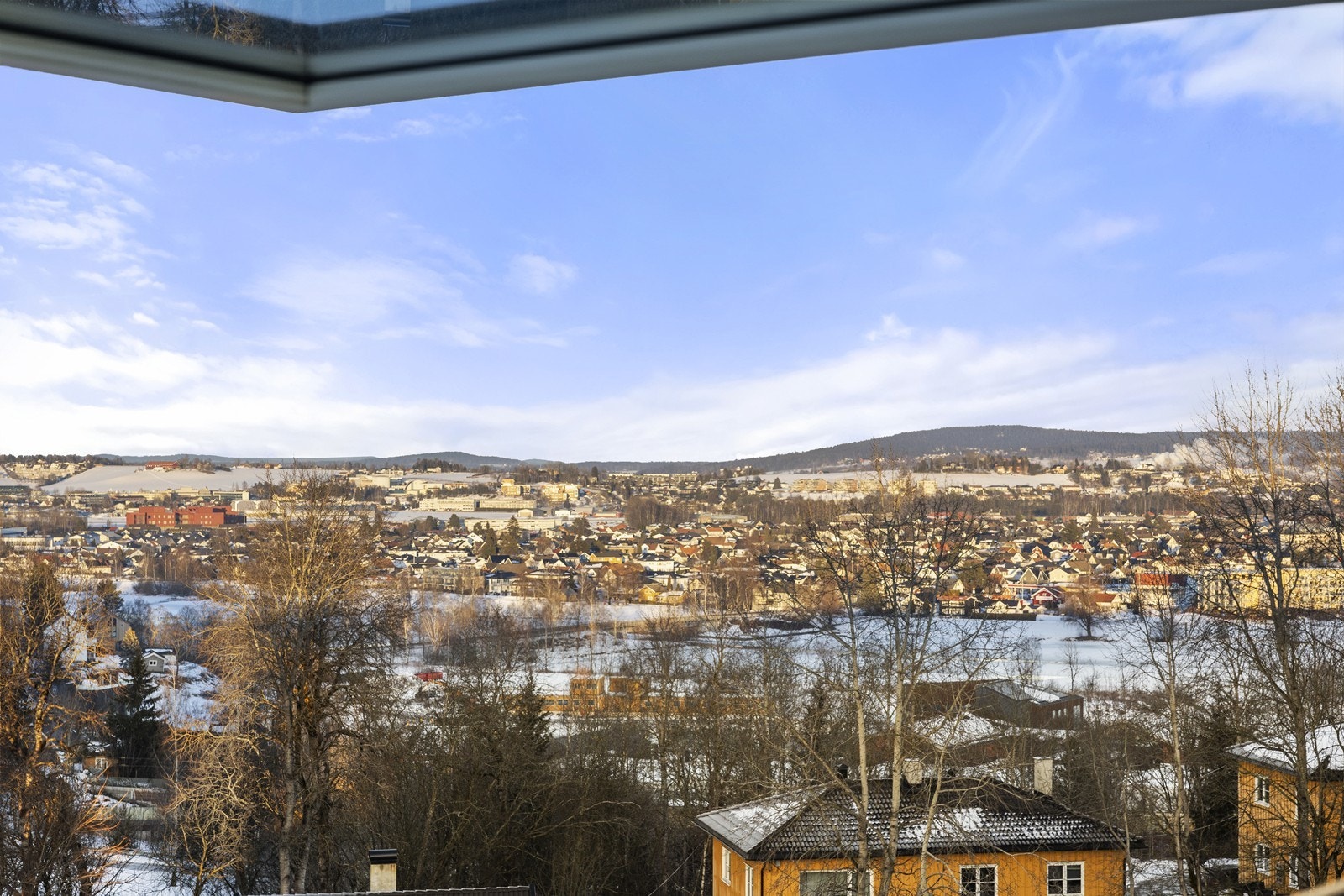 Nyt en fantastisk utsikt over Lillestrøm rett fra soveromsvinduet. Galleribilde