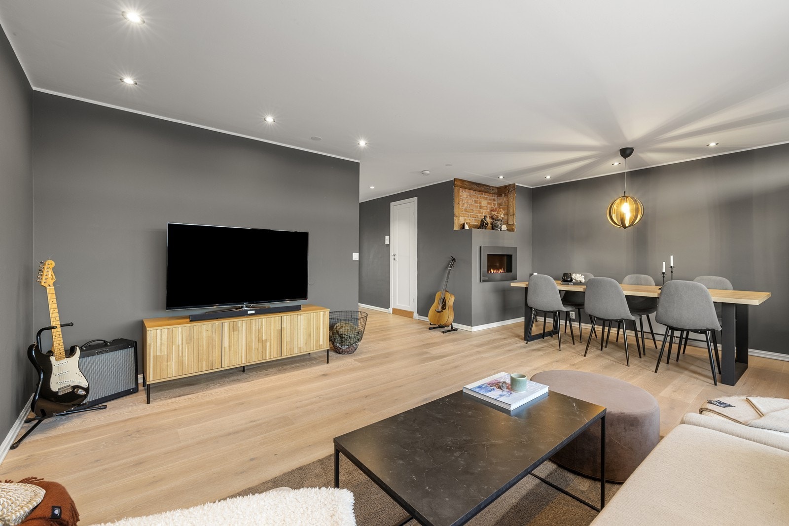Lys og romslig stue med moderne design Galleribilde