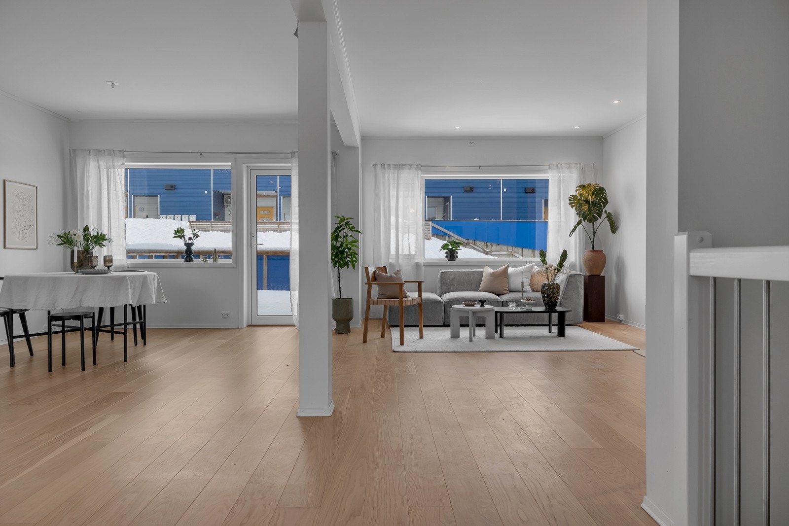 Flott stue med store vindusflater som gir rikelig med lys. Galleribilde