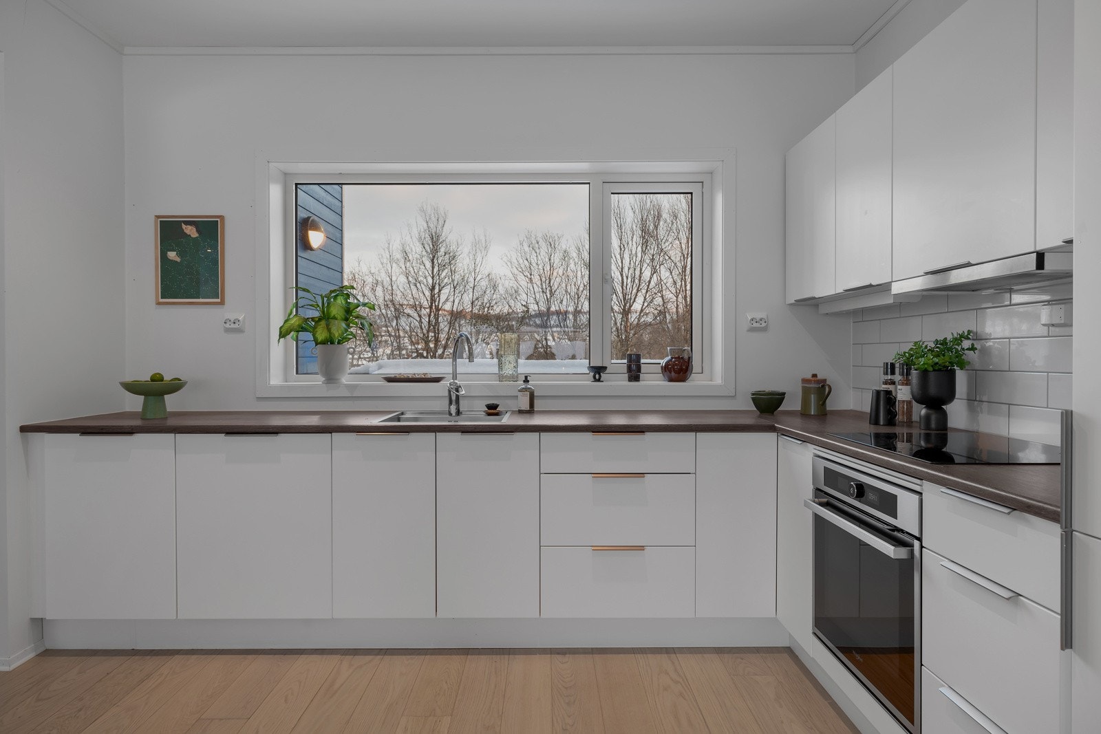 Flott kjøkken med mye skap mog benkeplass. Galleribilde