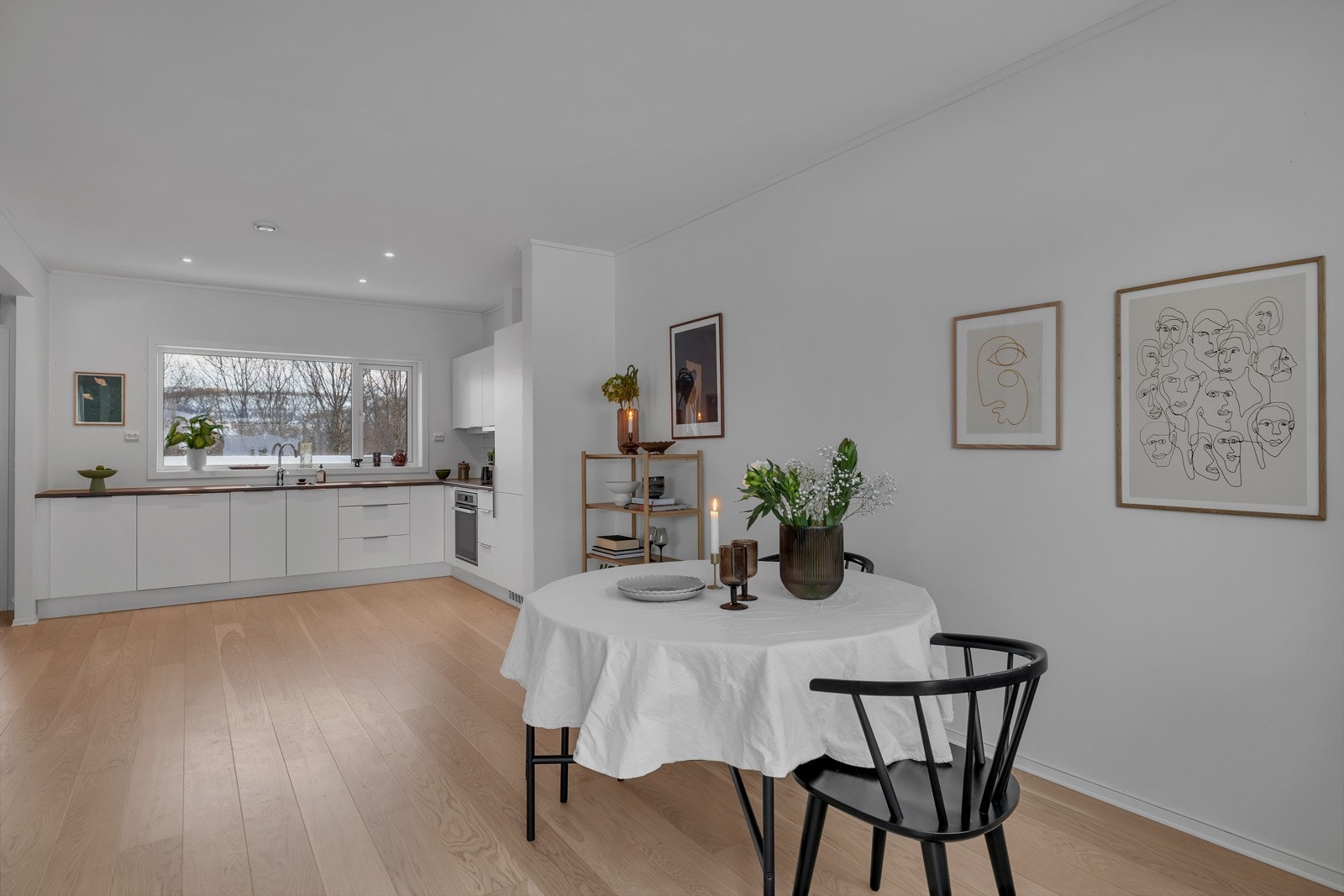 Spisestue og kjøkken. Galleribilde