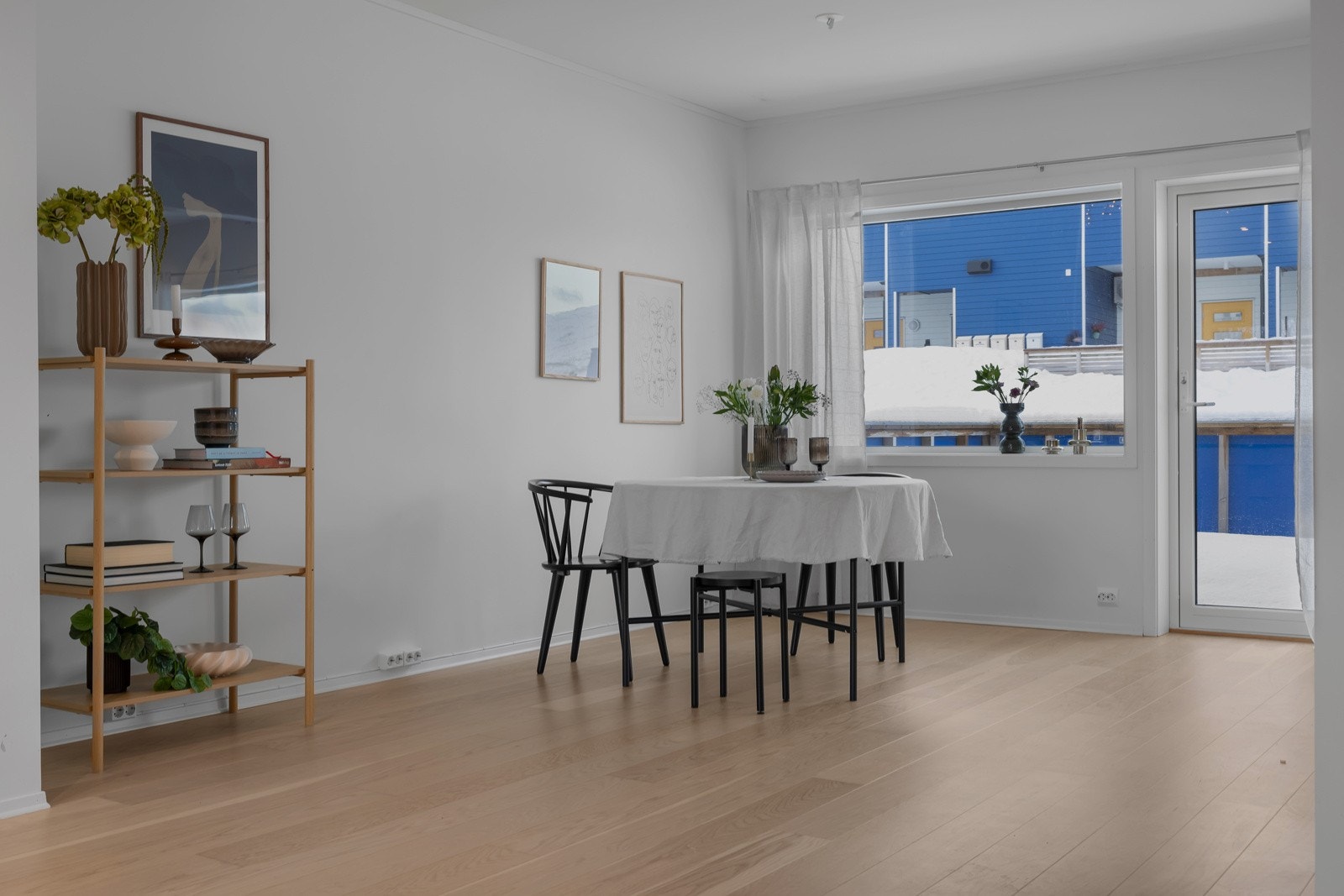 I spisestue er det rikelig med plass til hyggelige middager. Galleribilde