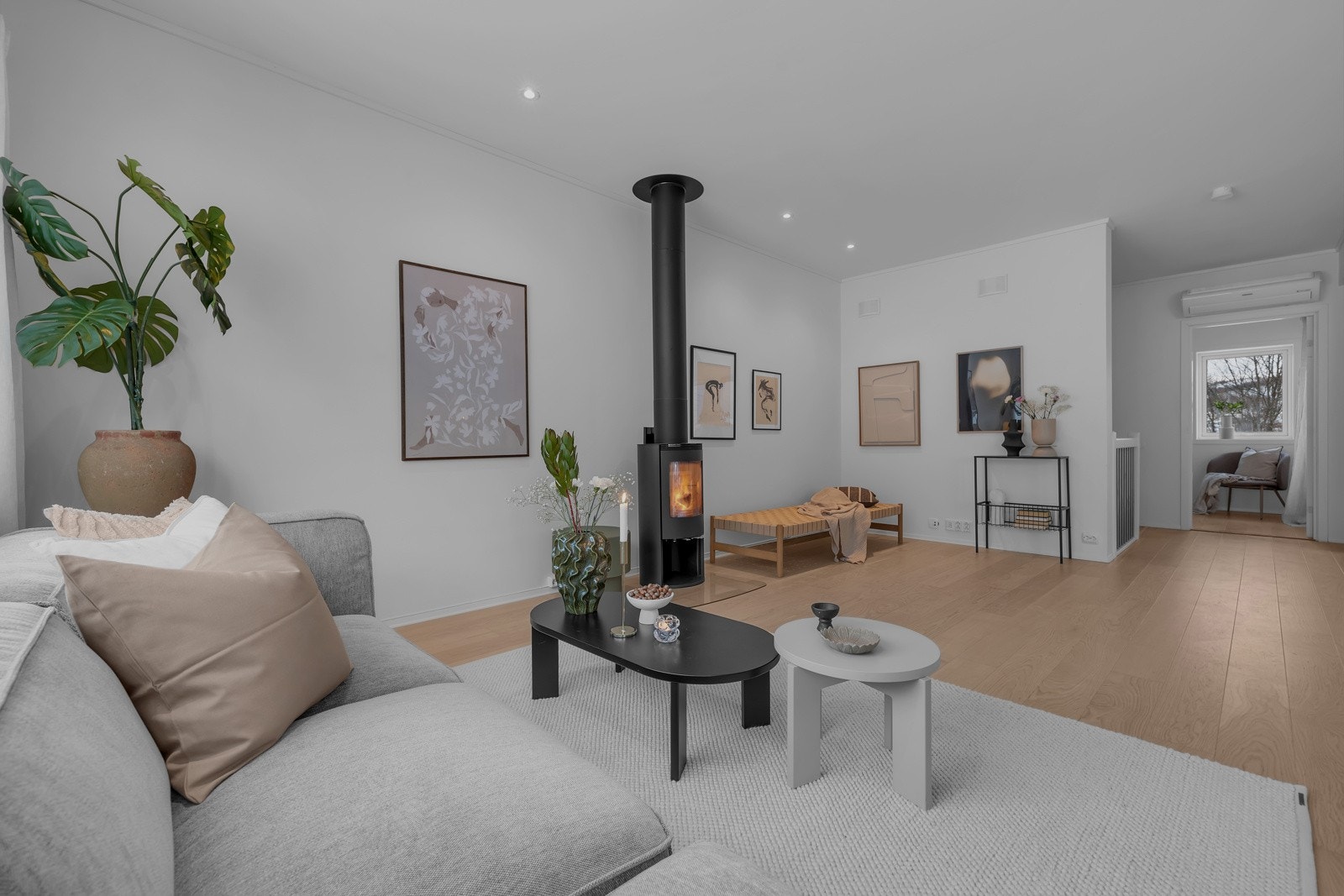 Stuen er av god størrelse med flere soner. Galleribilde