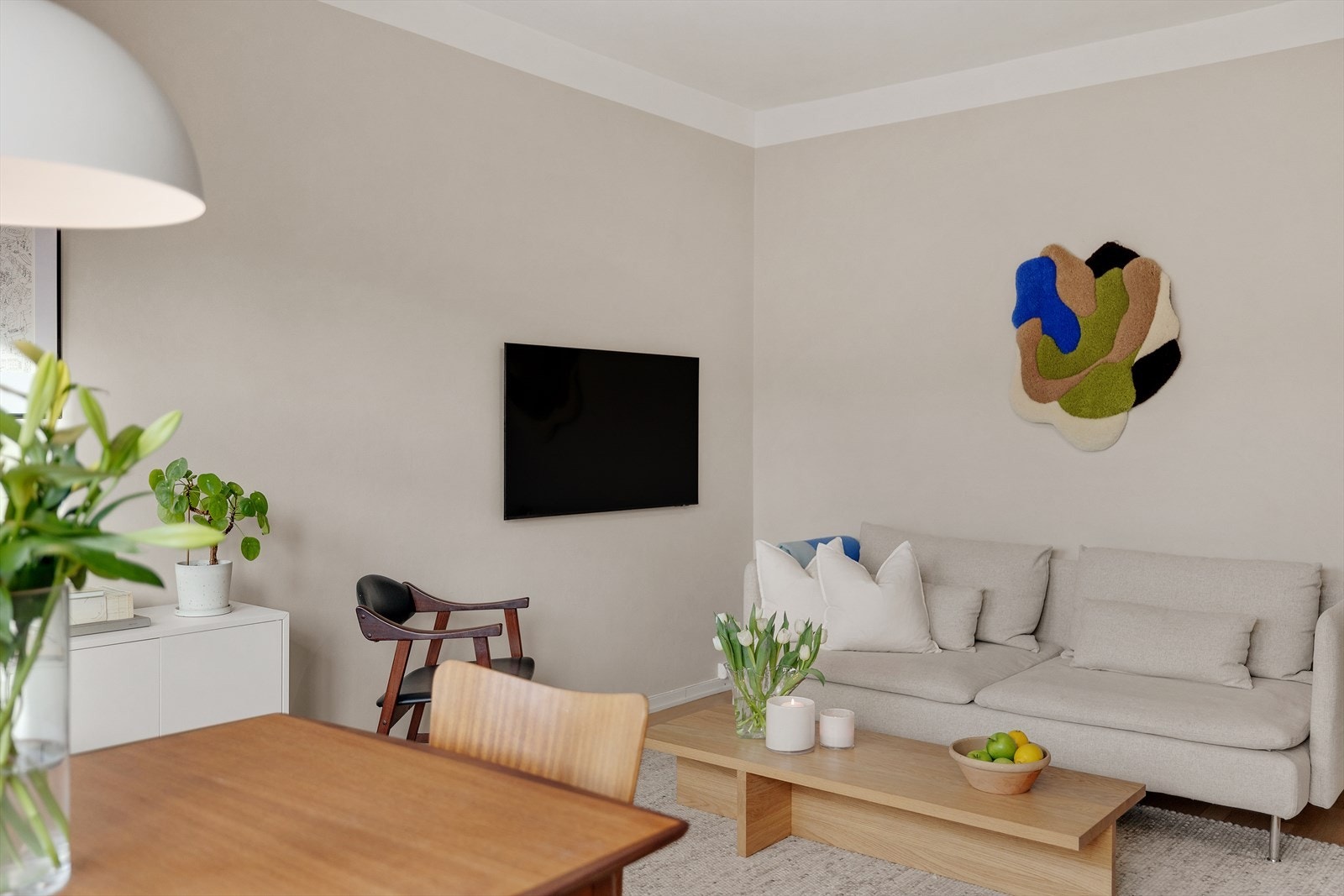 I stuen kan du enkelt dele opp i ulike sosiale soner. Gulvene er orginale tregulv. Galleribilde