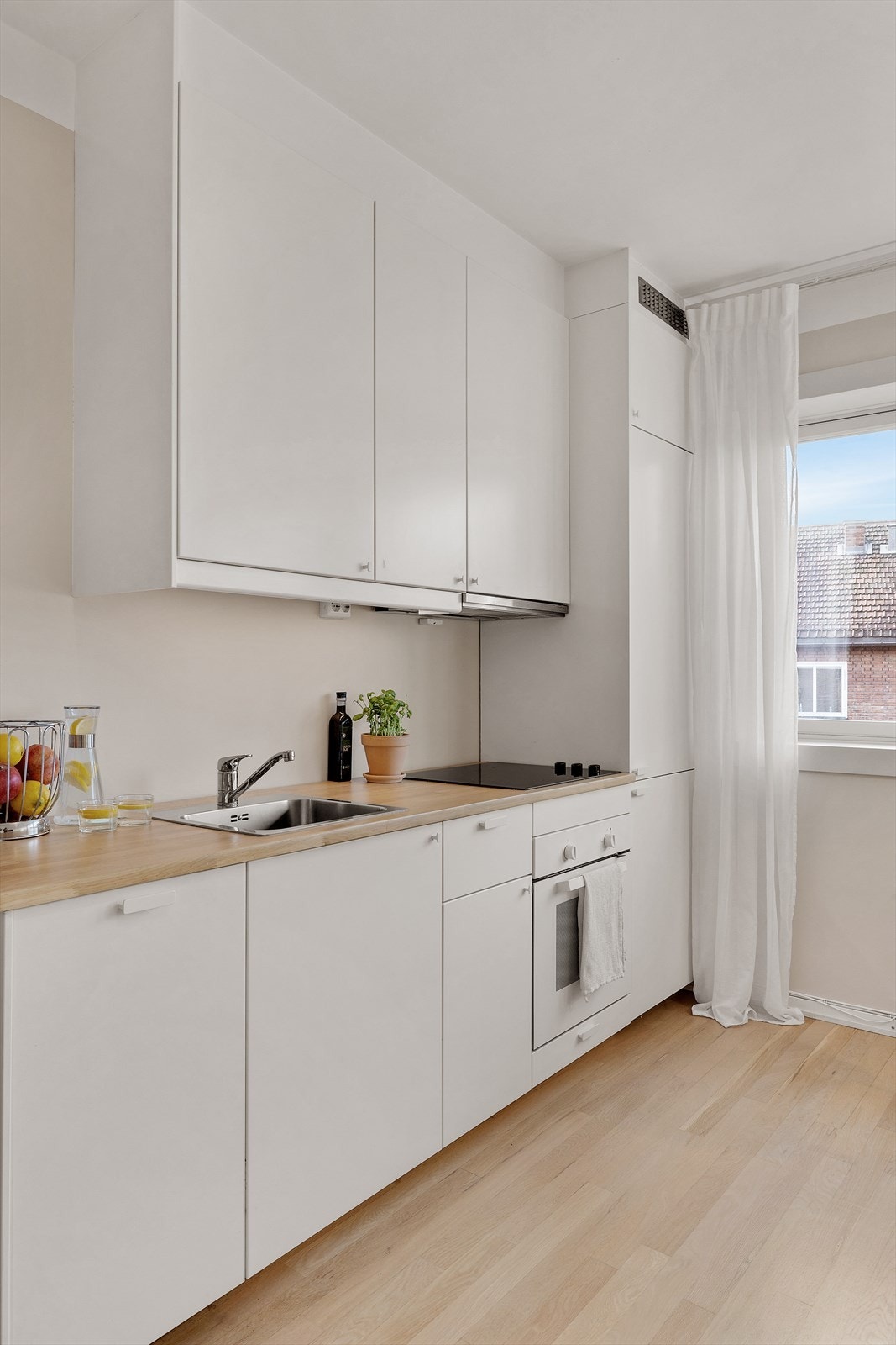 Det er godt med benke- og skapplass. Galleribilde