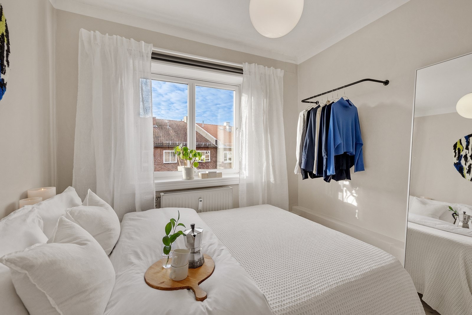 Det er også god plass til et stort garderobeskap. Galleribilde