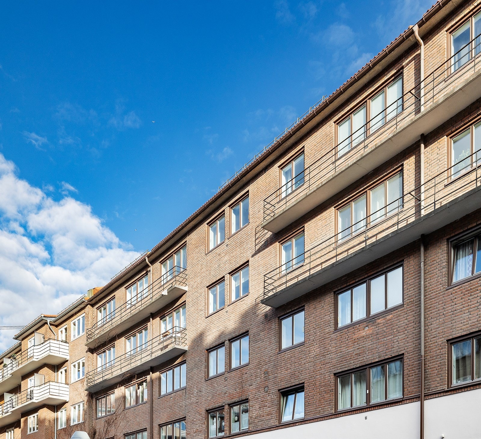 Leiligheten ligger i byggets toppetasje. Galleribilde