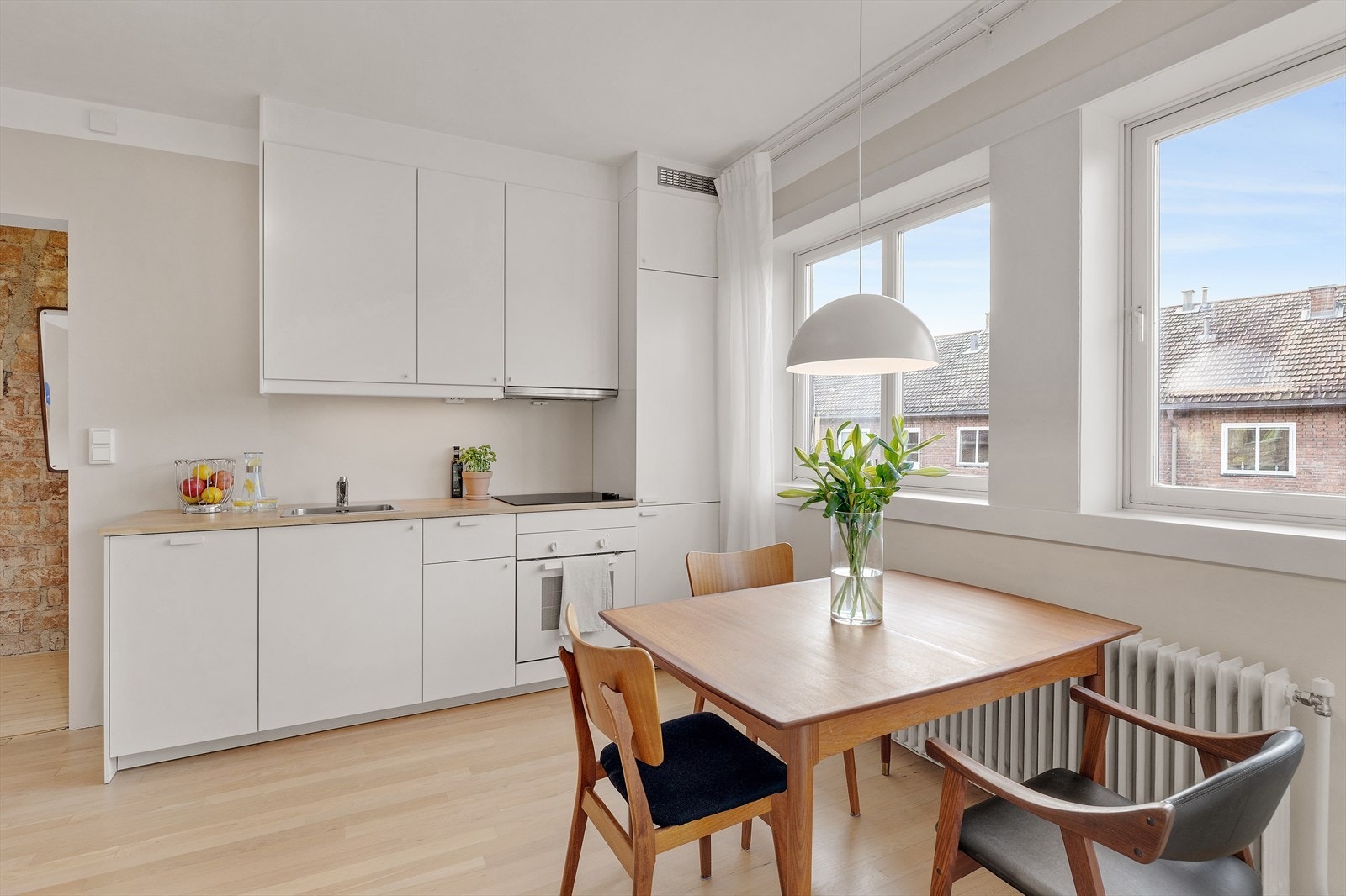 I stuen er det god plass til å etablere et stort spisebord om ønskelig. Galleribilde