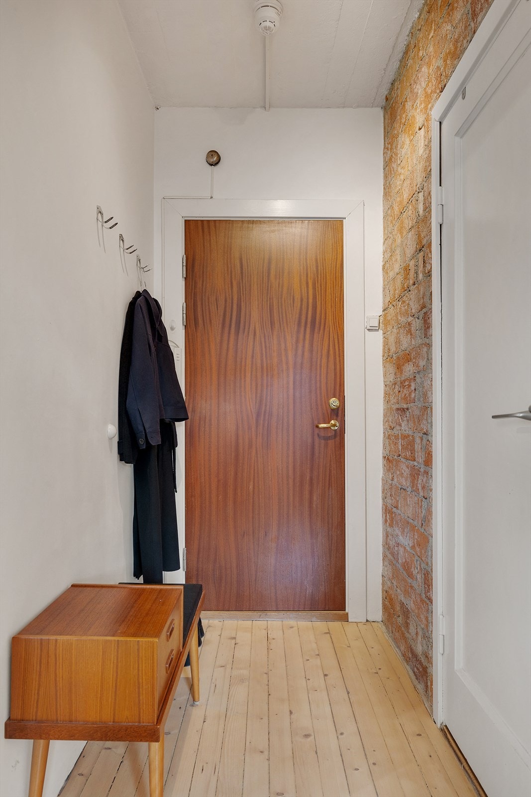 Romslig entré med god plass til å henge fra seg yttertøy. Galleribilde