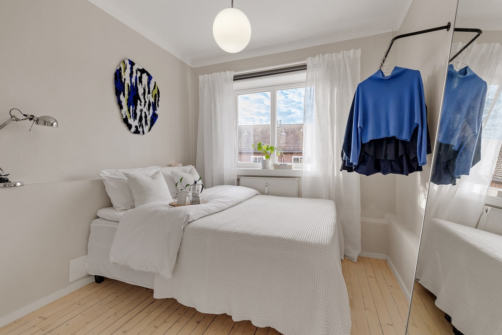 Soverommet er av god størrelse med god plass til dobbeltseng og tilhørende møblement. Galleribilde