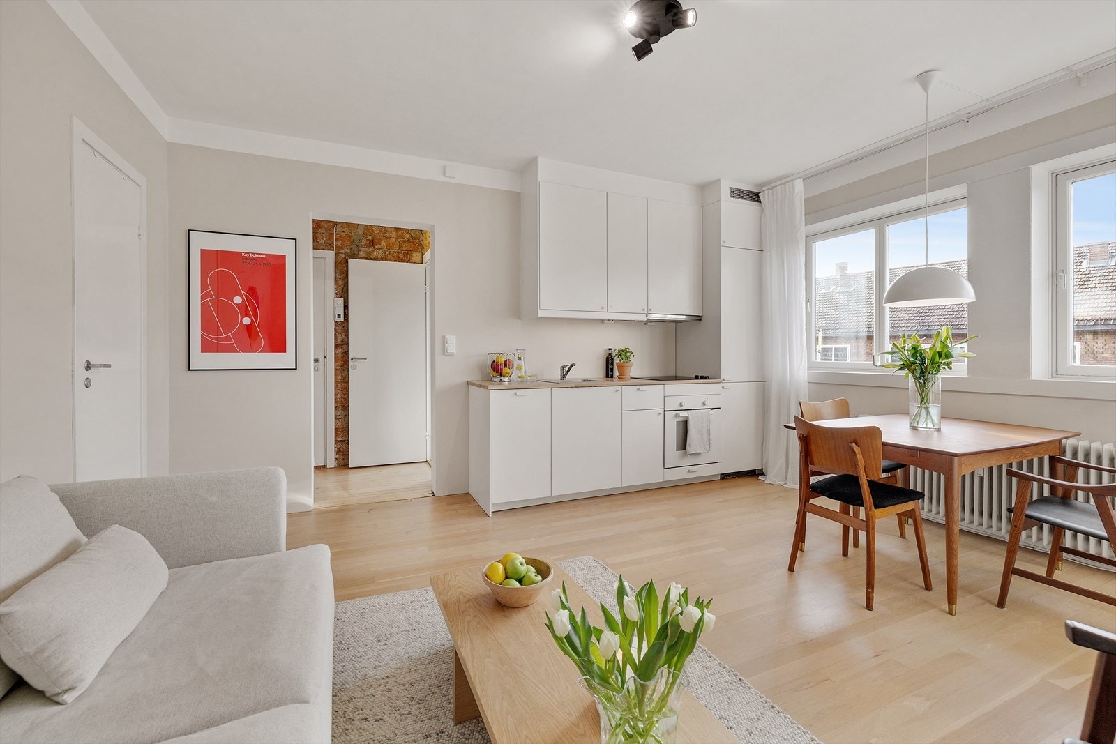 Leiligheten har en pent kjøkken fra 2019 med nyslipt benkeplate i 2024. Galleribilde