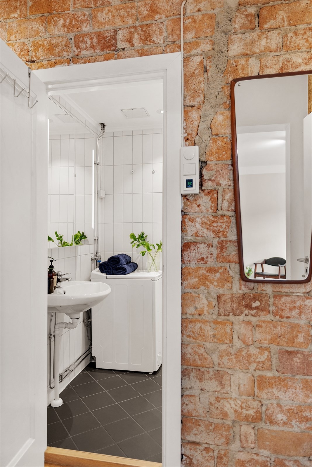 Fra gangen har du tilgang til det pent flislagte badet. Galleribilde