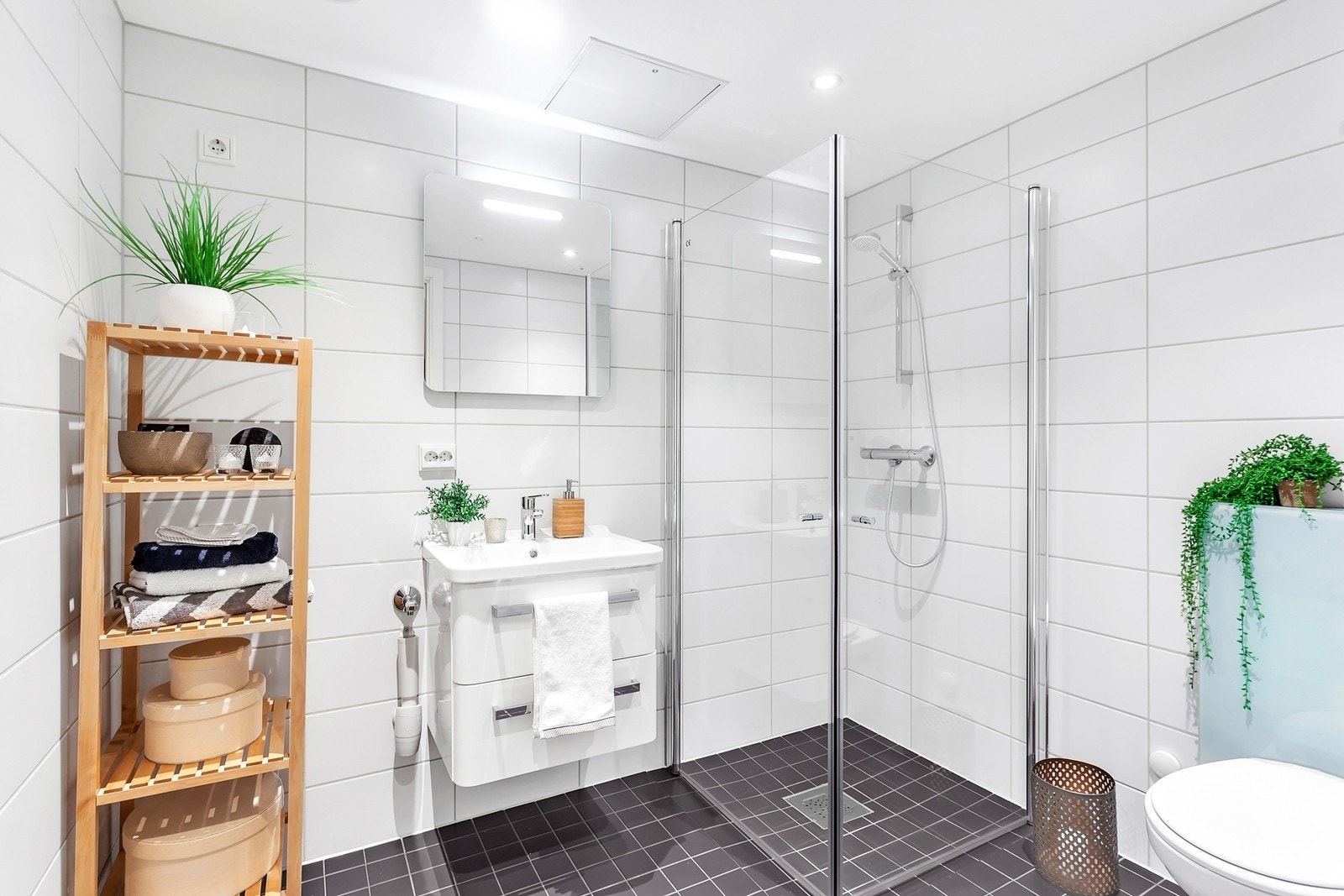 Pent flislagt bad med opplegg til vaskemaskin. Galleribilde