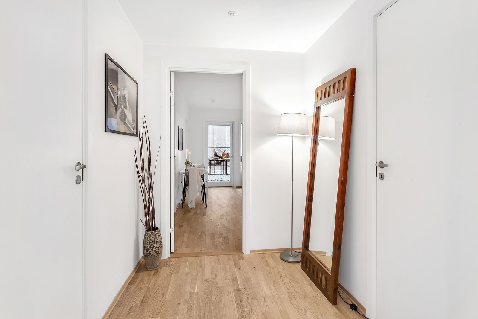 Entrè med inngang til innvendig bod. Galleribilde