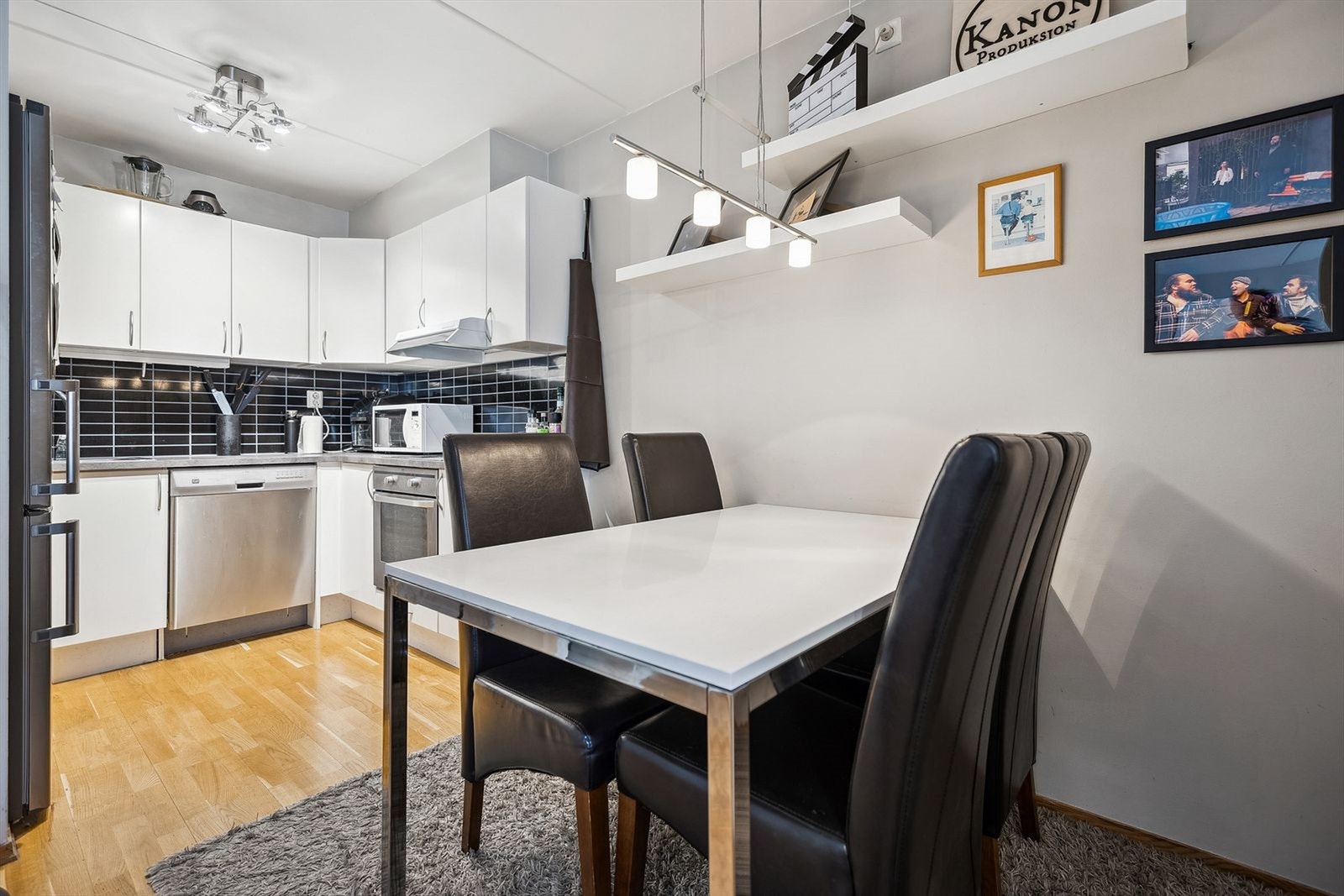 Moderne kjøkken med hvite fronter. Godt med skap- og benkeplass. Kjøleskap/frys, stekeovn og oppvaskmaskin følger med. Galleribilde