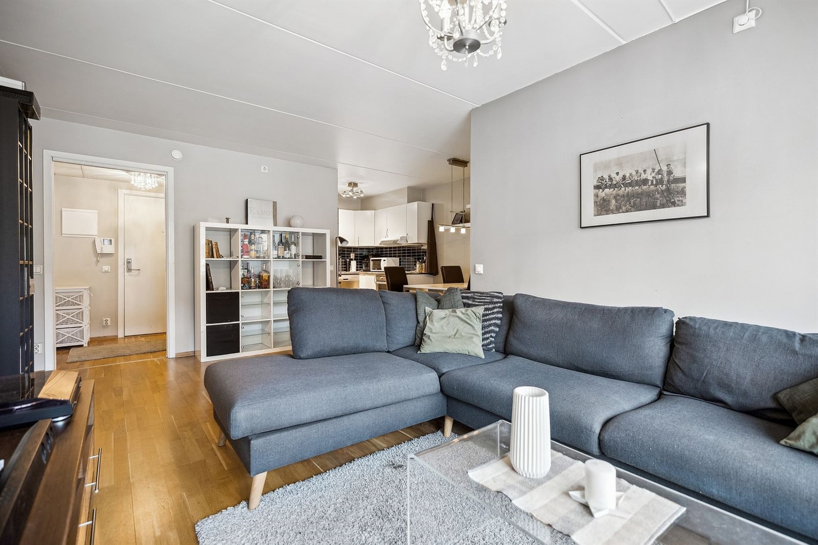 Stue og kjøkken er samler i åpen løsning. Galleribilde