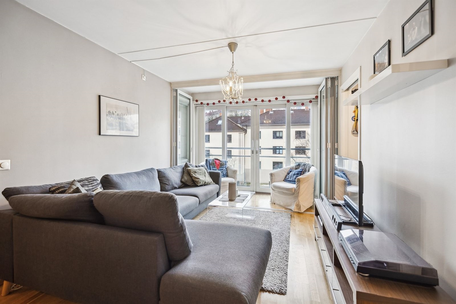 Lys stue med store vindusflater og utgang til balkong. God plass til sofakrok. Galleribilde