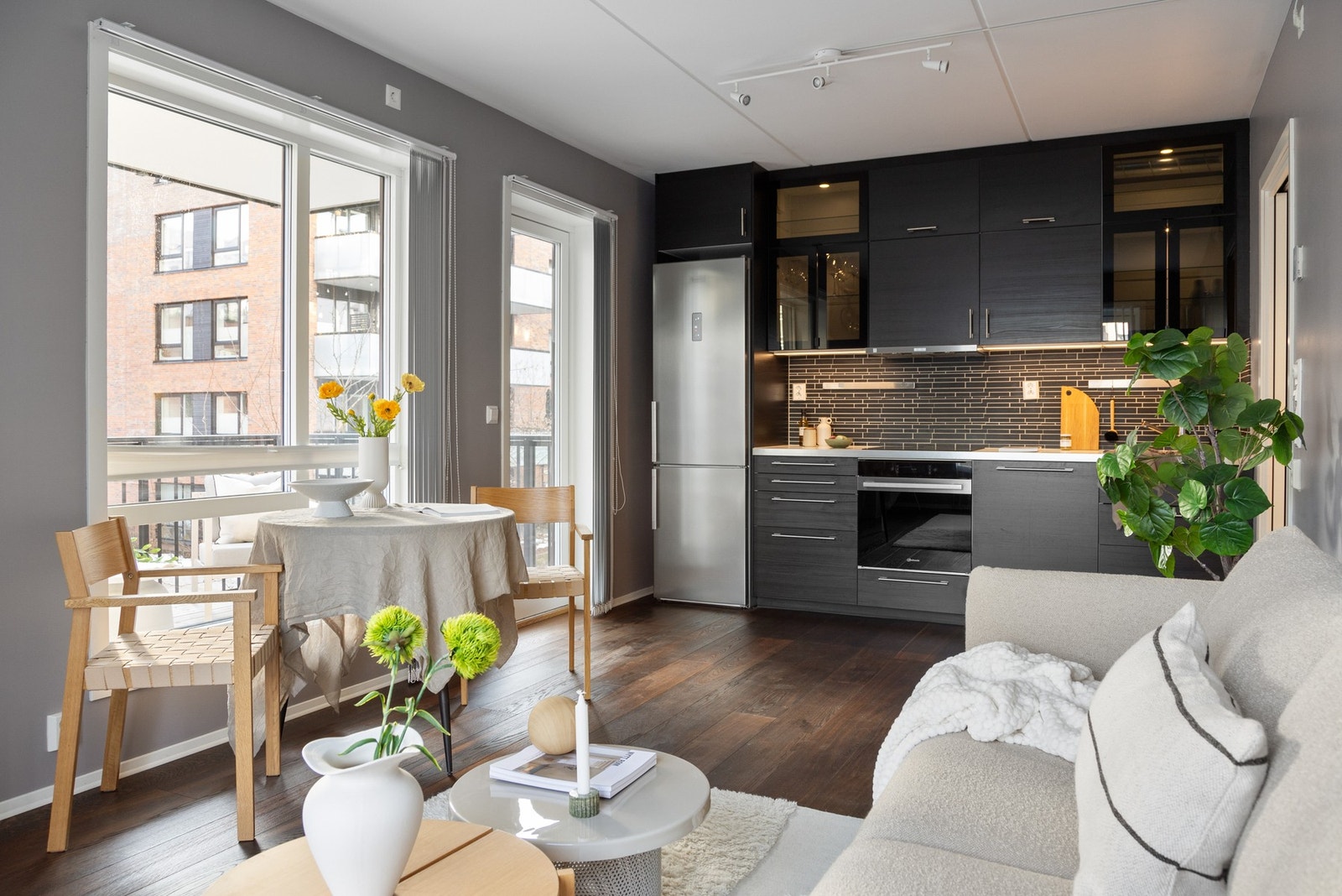 Kjøkkeninnredningen er fra IKEA og har glatte fronter og laminat benkeplate med nedfelt oppvaskkum med armatur. Galleribilde