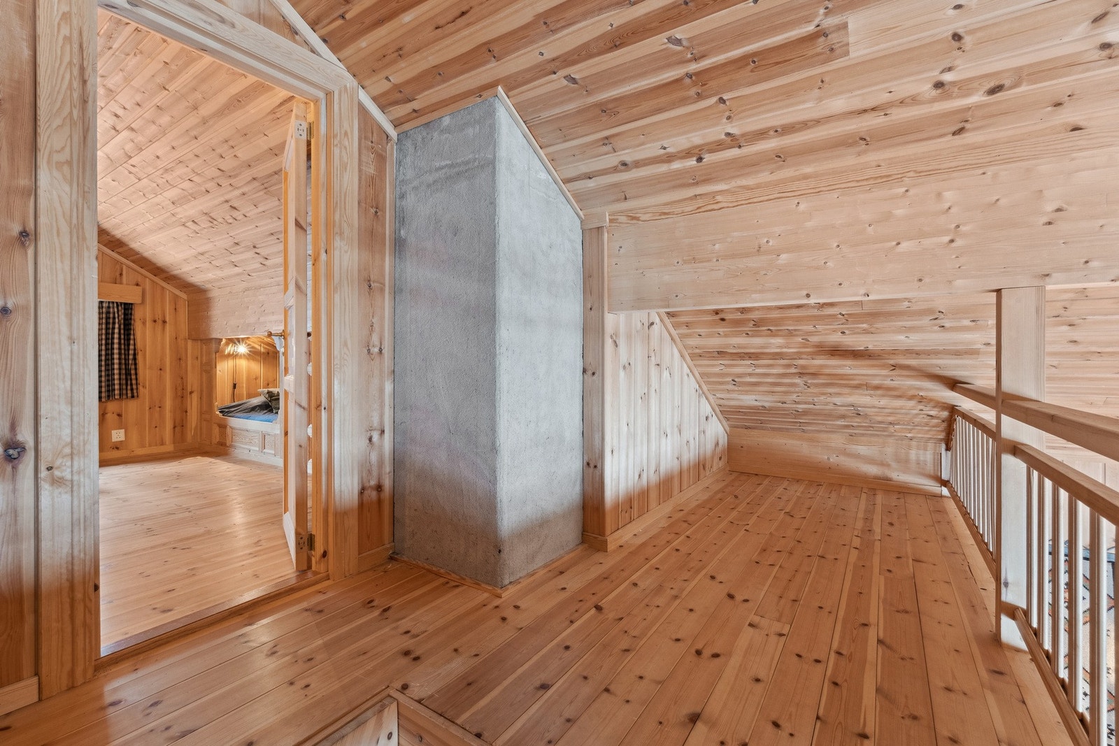 Hemsen åpner for flere bruksmuligheter; enten du trenger lekerom for barna eller en stille lesekrok Galleribilde