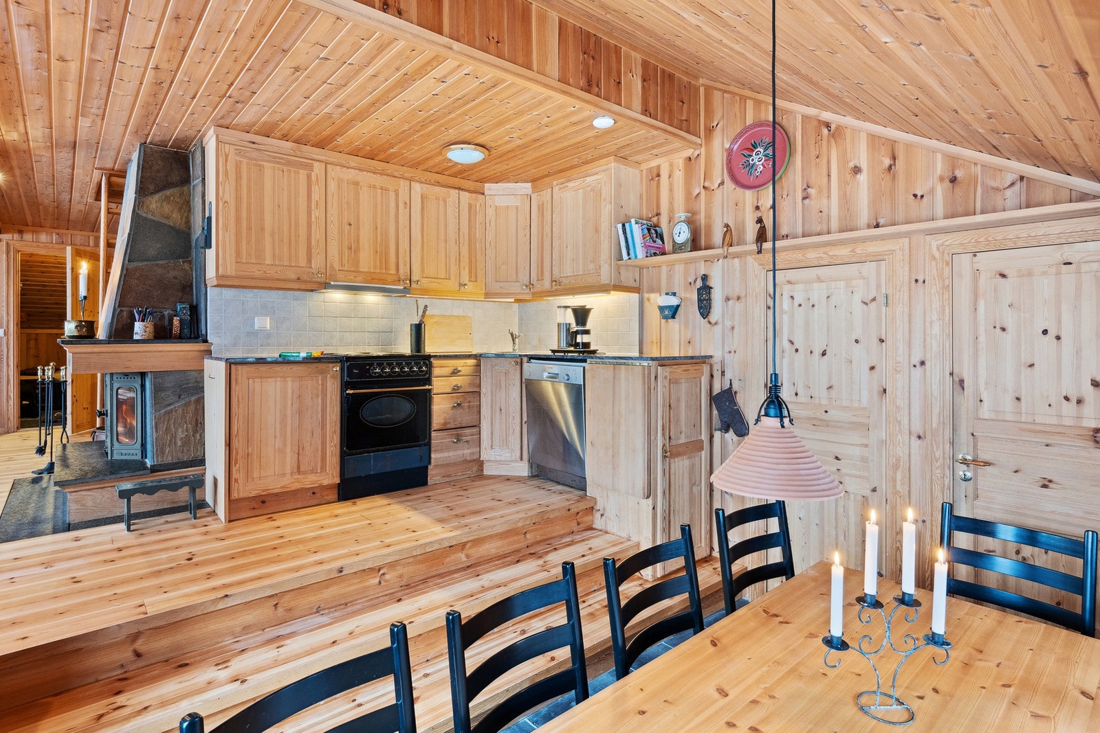 Kjøkkenet er praktisk plassert i delvis åpen løsning mot stuen, noe som forenkler sosialt samvær under matlaging. Galleribilde