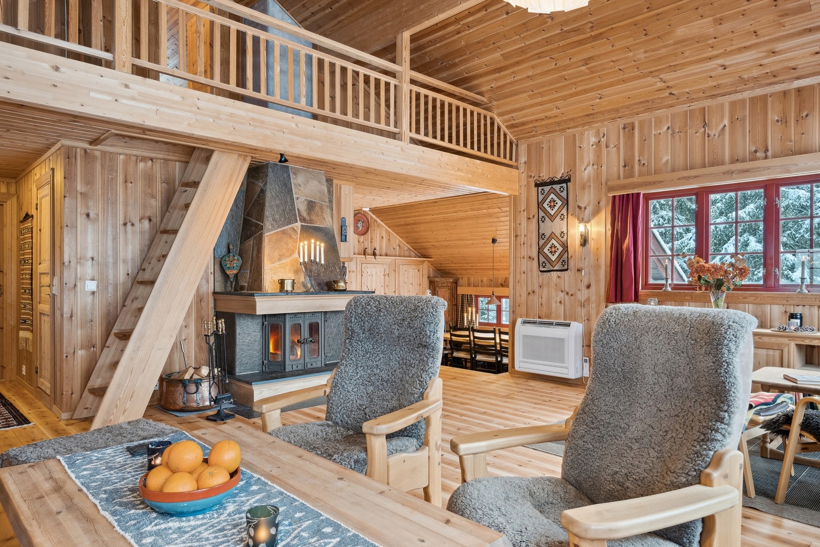 Trappestige opp til hems fra stuen Galleribilde