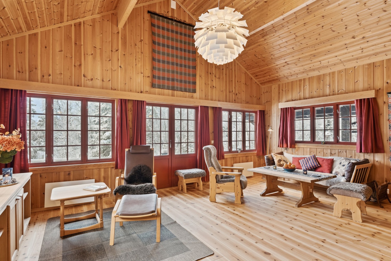 Mange vinduer slipper inn godt med dagslys Galleribilde