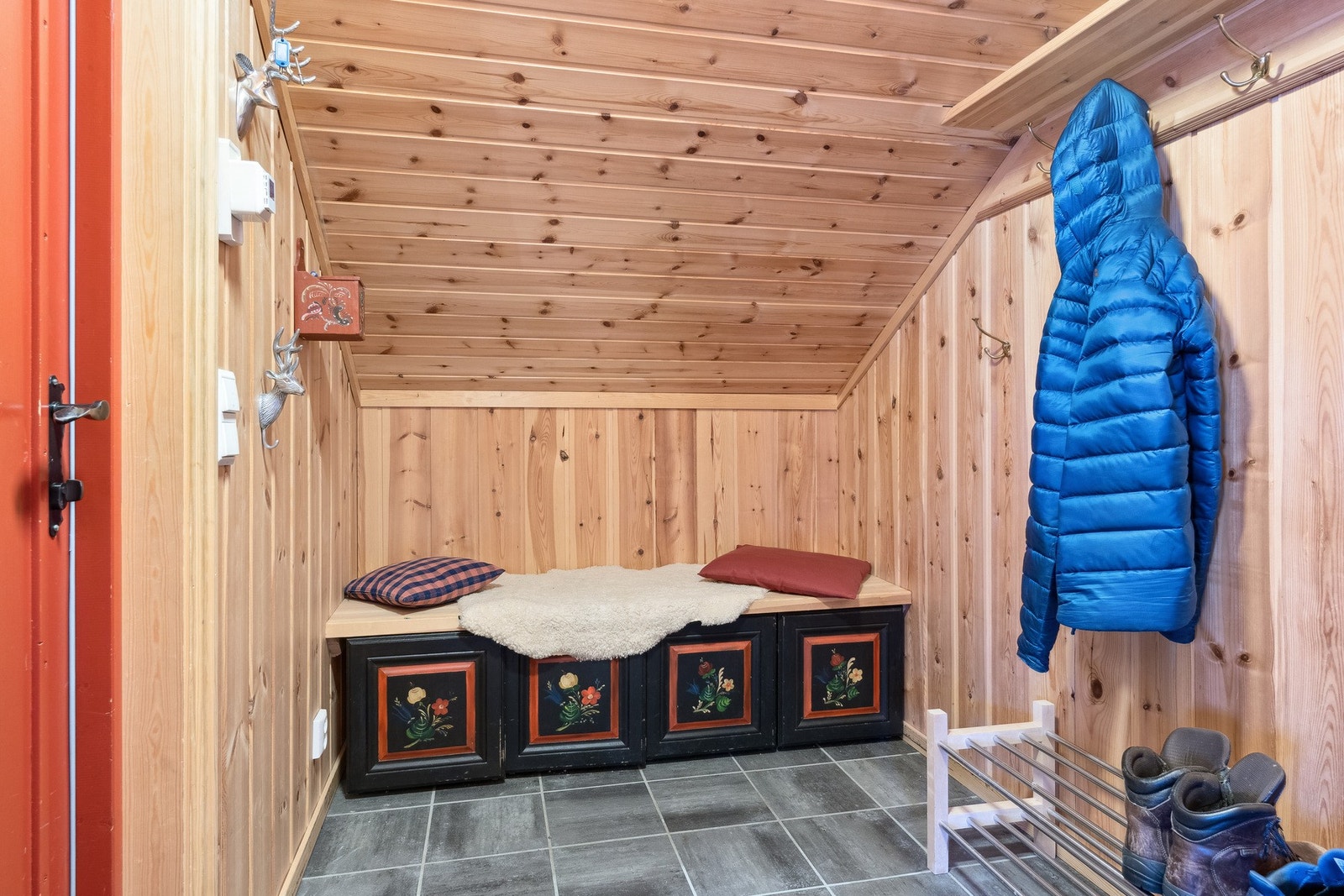 Entréen ønsker deg velkommen med en plassbygd sittebenk, og har god plass til oppbevaring av yttertøy og sko Galleribilde