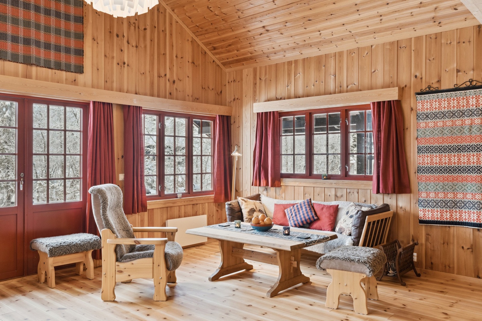 Samle familien til brettspill og hygge etter en lang da ute i fjellet Galleribilde