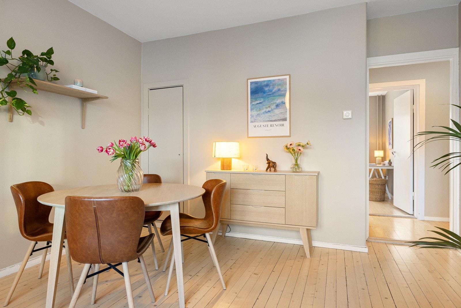 Selgerne har satt stor pris på å ha leiligheten som sosial base. Her kan man invitere vennegjengen hjem på middag og spillkveld, og du får fint plass til langbord. Galleribilde