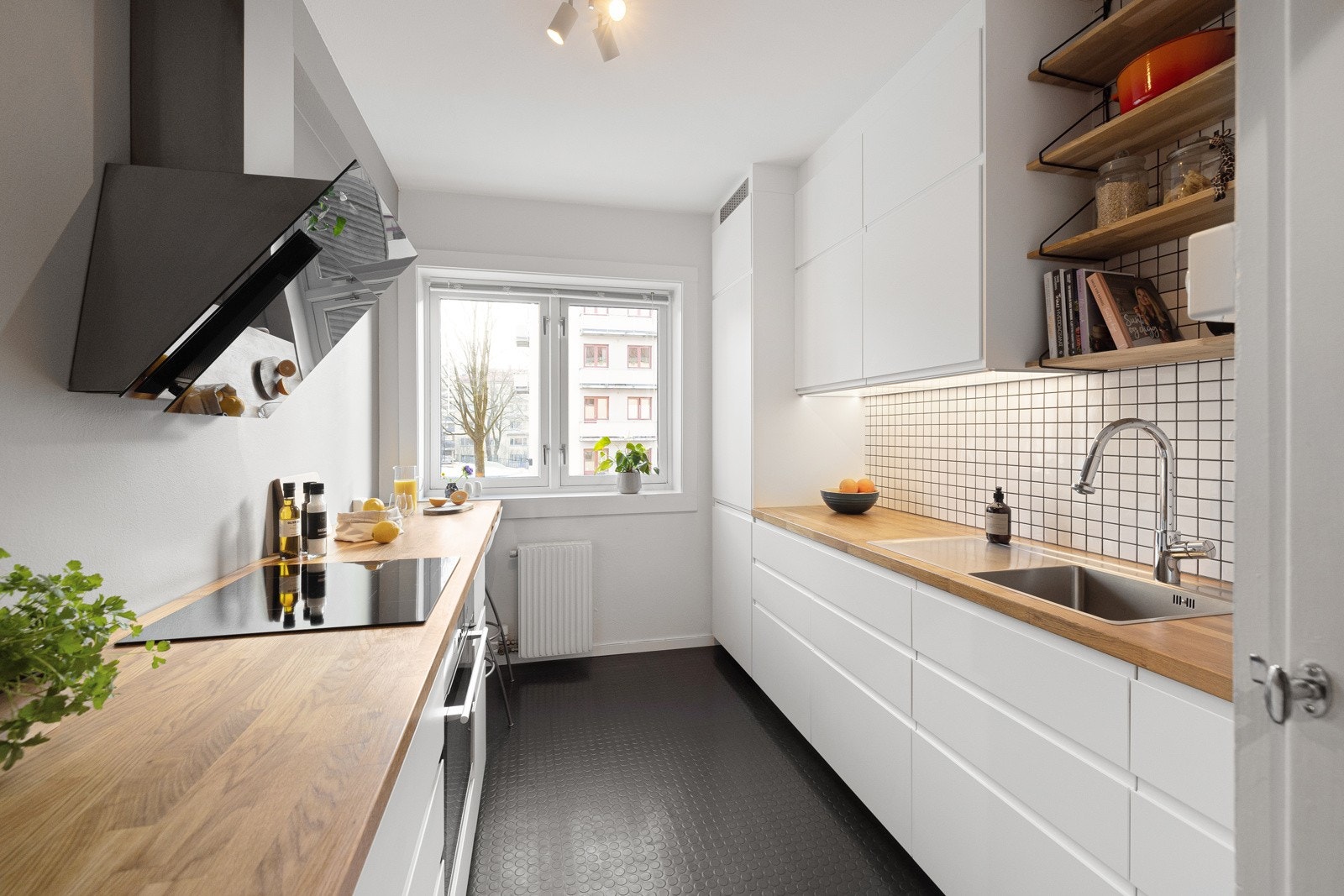 Romslig separat kjøkken! Det ble pusset opp i 2017, og har innredning fra IKEA. Galleribilde