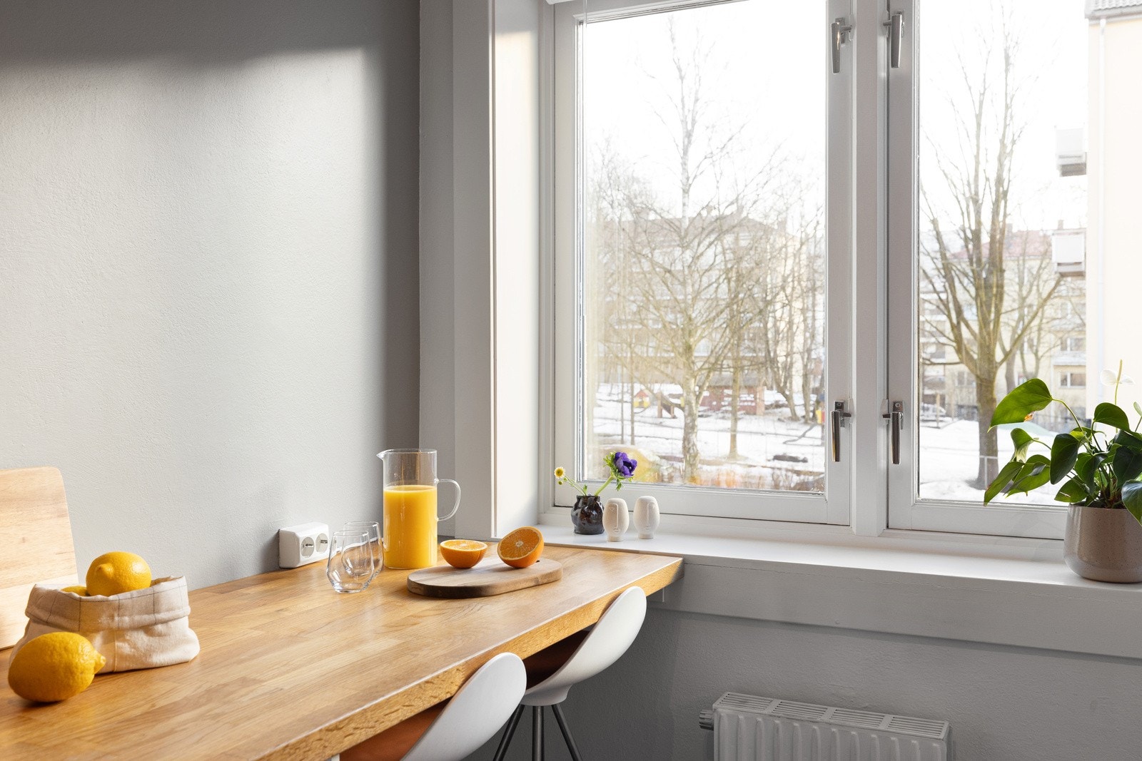 Koselig spiseplass ved vindussiden, hvor morgensolen titter inn. Du har herlig utsyn mot borettslaget sin felleshage. Galleribilde