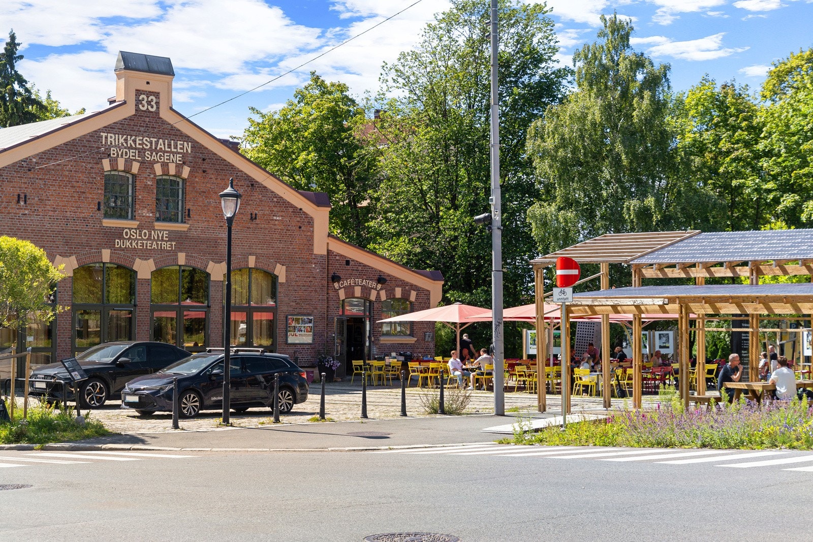 Torshov bugner av trivelige steder å nyte en god matbit i sola. Her ser du Trikkestallen. "Grisen" på Oskar Braatens plass er også en lokal hit. Galleribilde