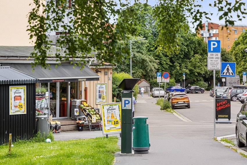 Bunnpris leier lokalet av borettslaget. De har ofte gode tilbud på kurante matvarer. Åpent på søndager er de også. Galleribilde