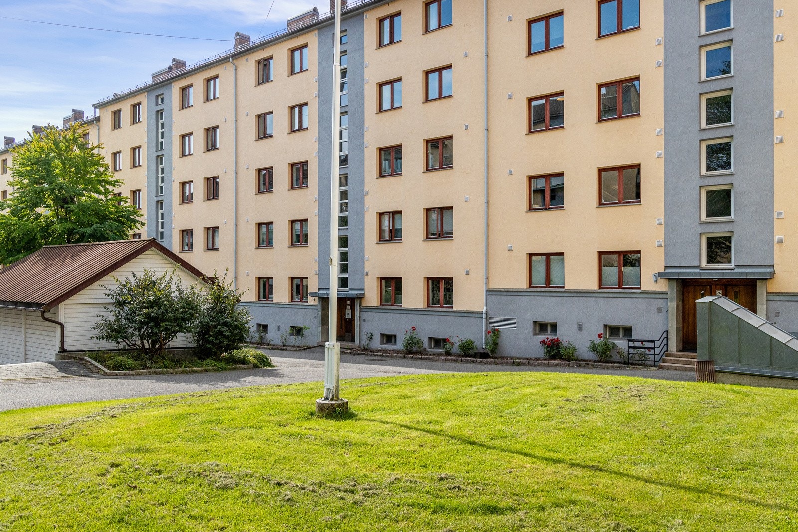 Det lille hvite bygget er bl.a låsbart sykkelskur. I tillegg er sykkelstativ strategisk plassert ved inngangene. Galleribilde