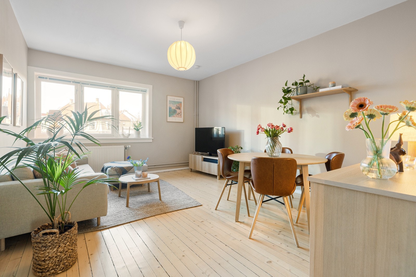 Husk å slå deg ned i sofaen når du er på visning. Da ser du ut mot himmel, tretopper og vakker Torshov-arkitektur. Galleribilde